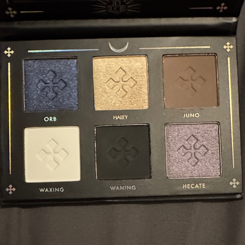 Lovecraft Beauty Eyeshadow Palette - Silver and Black - Picture 3 of 3